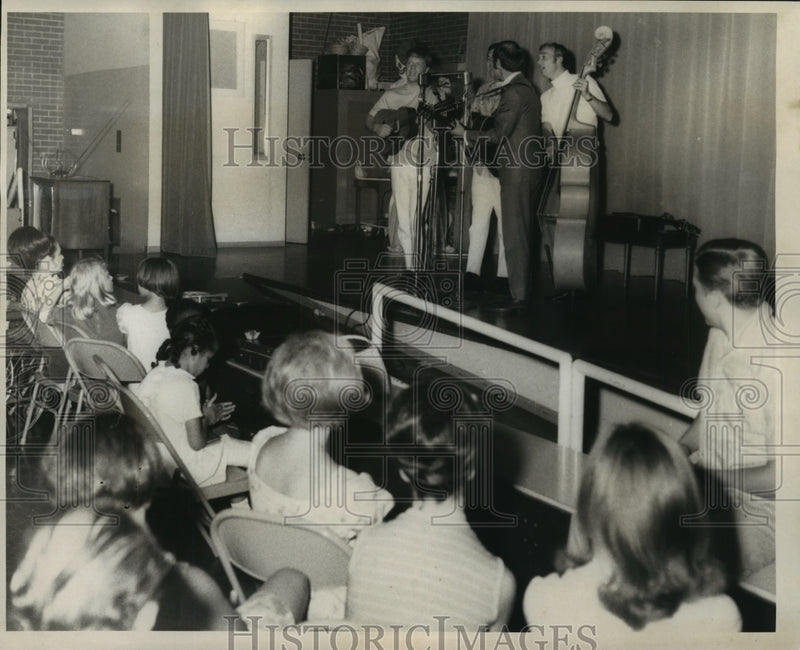 Load image into Gallery viewer, 1968 Press Photo The Brothers Four entertain Children at Children's Hospital
