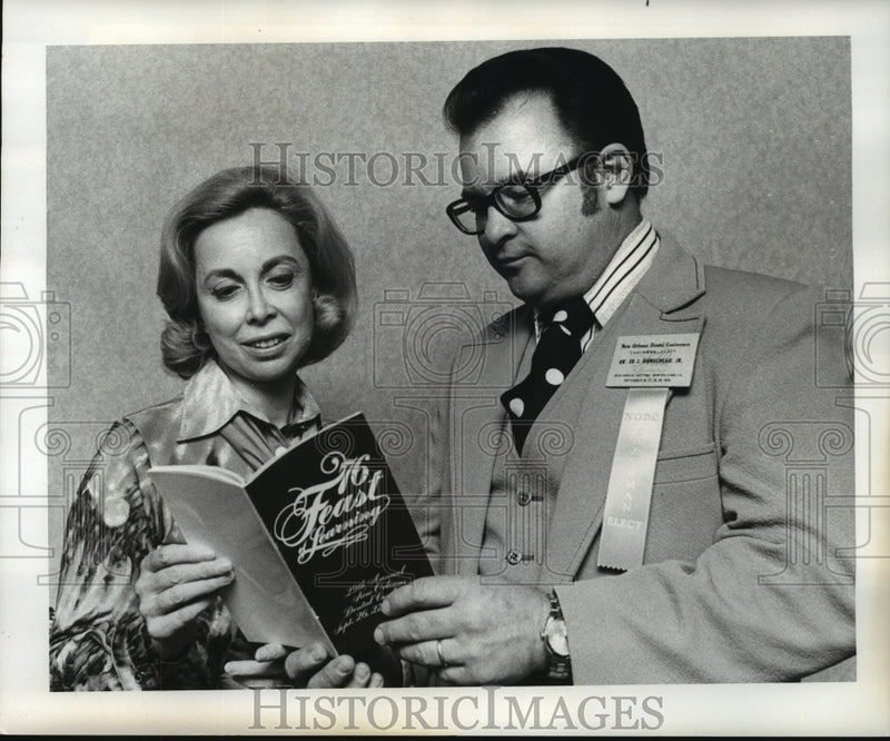 Load image into Gallery viewer, 1976 Press Photo Doctor Joyce Brothers and Doctor Ed J. Ganucheau, Junior
