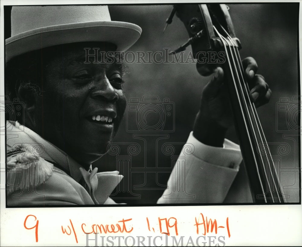 1983 Press Photo Brown Bag Concert - Richard Payne performs in Duncan Plaza- Historic Images