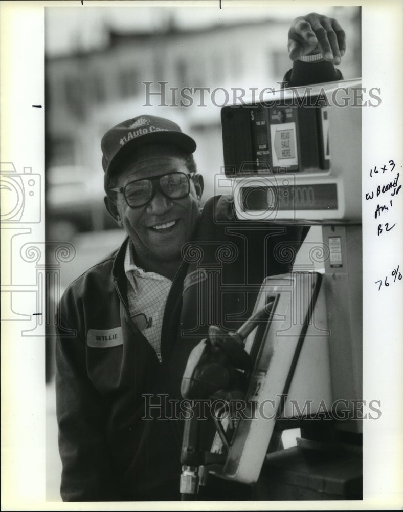  Press Photo Willie Brown, Assistant Manager at Broadmoor Shell Service Station- Historic Images