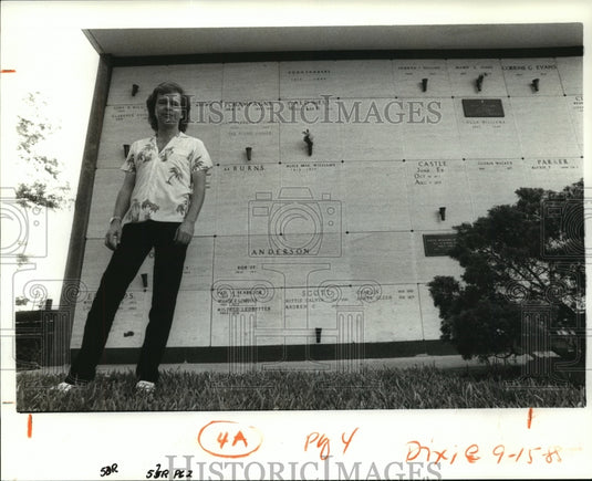 1985 Press Photo Piano player Mike Bunis at Providence Cemetery in New Orleans- Historic Images