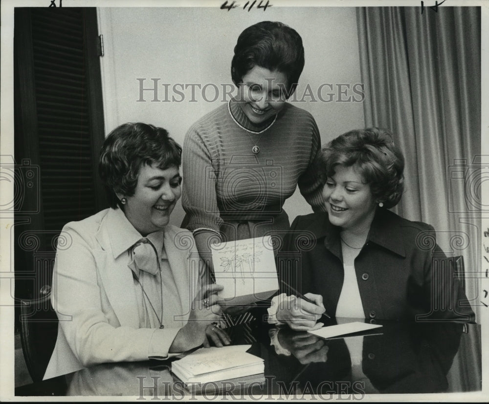  Press Photo Pro Christo Laborantes members plan invitation for Christmas sale- Historic Images