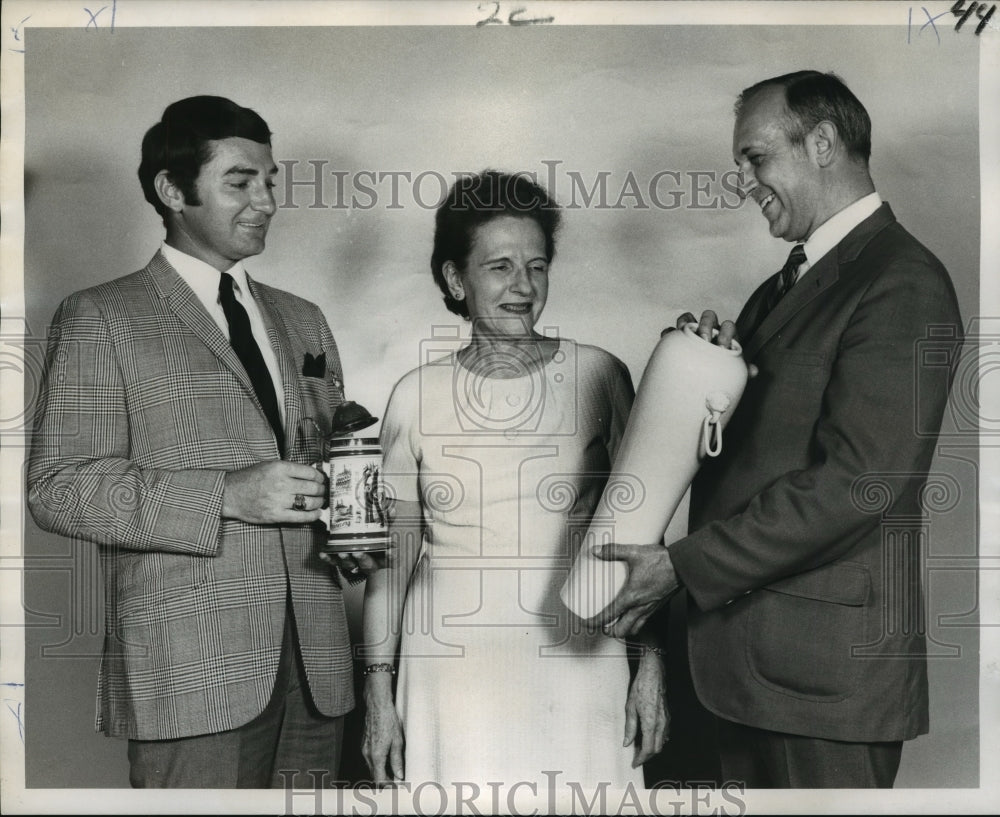 1970 Press Photo Officers of Patio Planters hold objects for White Elephant Sale