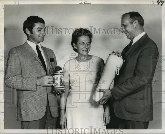 1970 Press Photo Officers of Patio Planters hold objects for White Elephant Sale