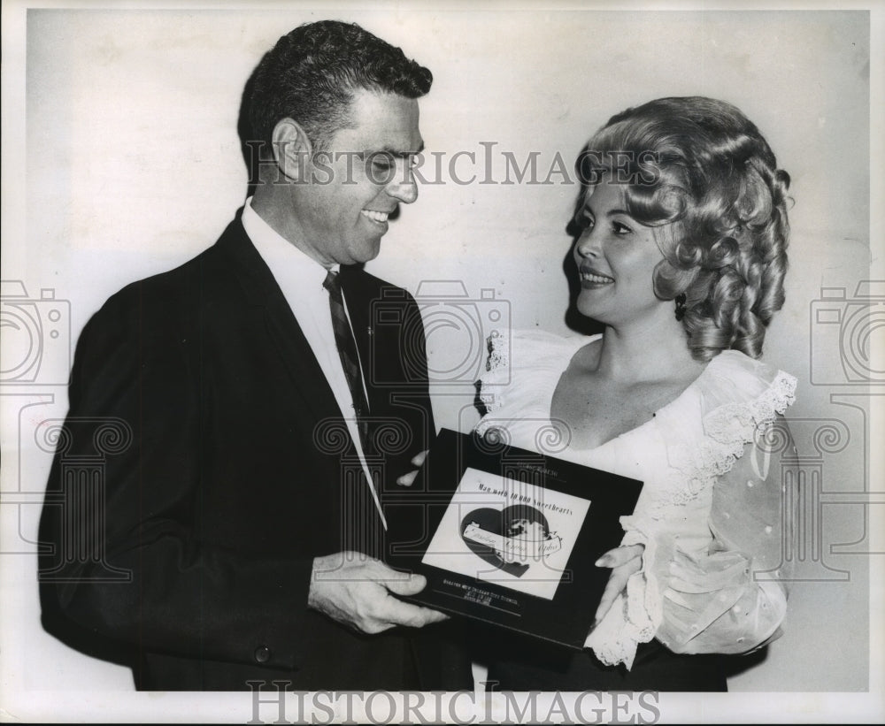 1969 Press Photo Mrs. Russell Poulton gives Zeus Award to Mr. George Bruno- Historic Images