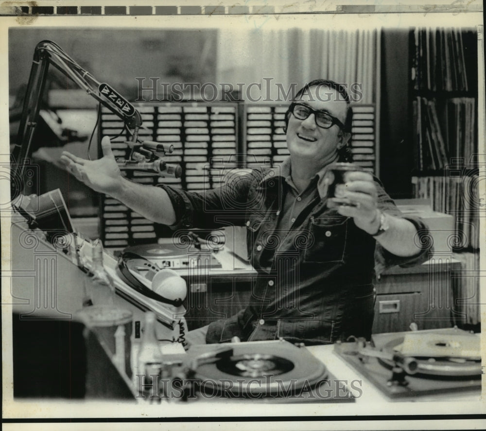 1974 Press Photo Ted Brown, New York disc jockey, downs fifth of scotch on air- Historic Images