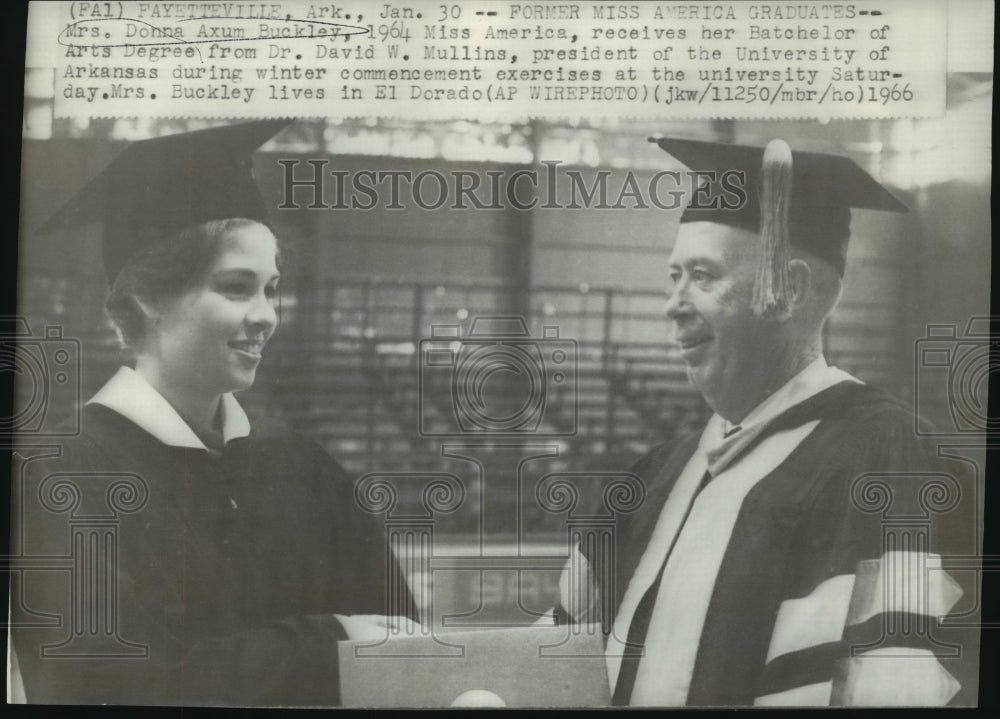 1966 Press Photo Mrs. Donna Axum Buckley, 1964 Miss America, receives Degree- Historic Images