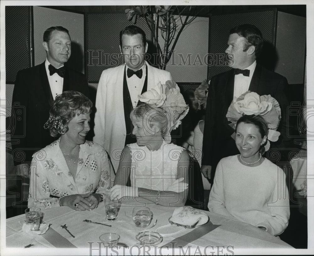 1971 Press Photo Guests at Sybarites Ball in Roosevelt - noa49441