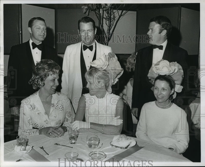 Load image into Gallery viewer, 1971 Press Photo Guests at Sybarites Ball in Roosevelt - noa49441
