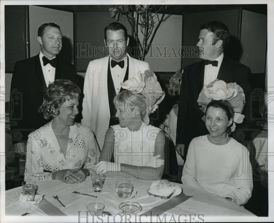 1971 Press Photo Guests at Sybarites Ball in Roosevelt - noa49441