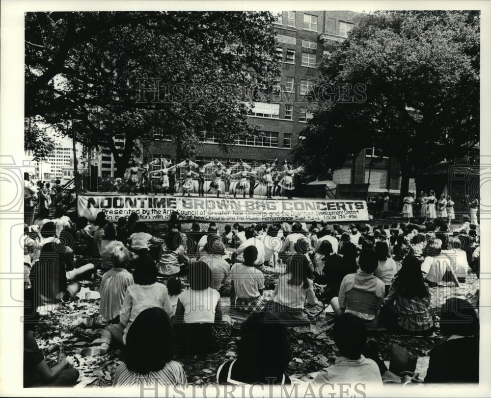 1979 Press Photo Brown Bag Concert at Duncan Plaza, Attendees watch dancers- Historic Images