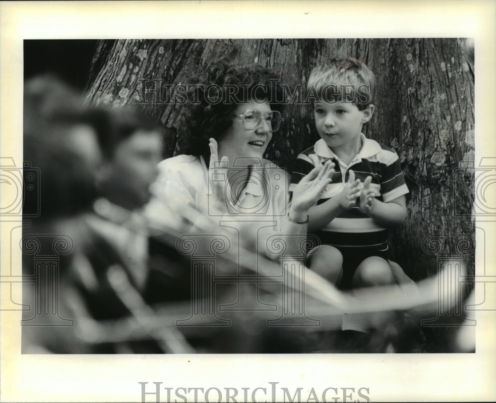1990 Press Photo Pam Thompson and Mark enjoy "Brown Bag" Concert in Chamette