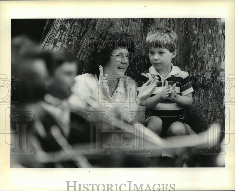 Load image into Gallery viewer, 1990 Press Photo Pam Thompson and Mark enjoy "Brown Bag" Concert in Chamette
