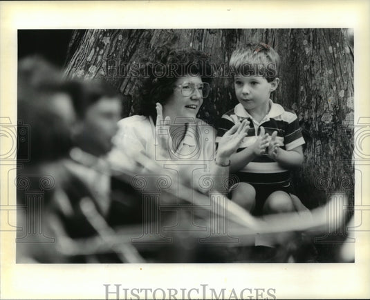 1990 Press Photo Pam Thompson and Mark enjoy "Brown Bag" Concert in Chamette