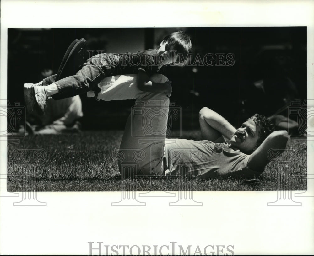 1988 Press Photo Ken Morse and son R.P. Abalos enjoying Brown Bag Concert- Historic Images