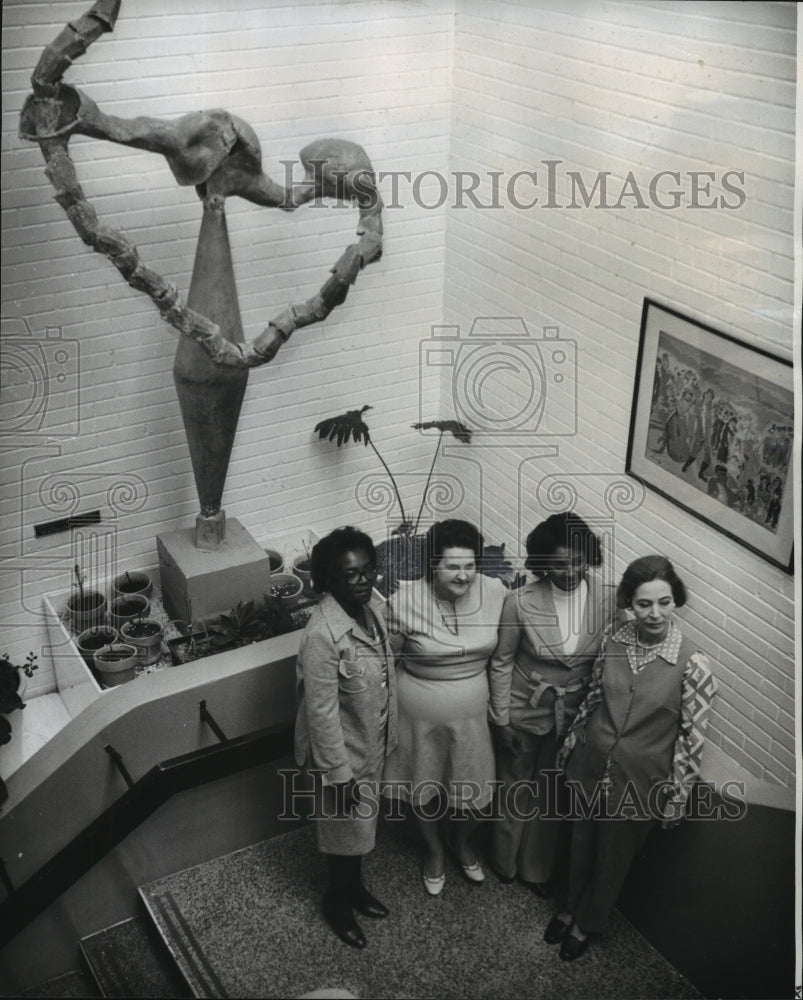  Press Photo Helen Buckner and others front of sculpture at Jewish Community Ctr- Historic Images