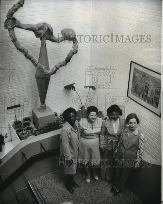 Press Photo Helen Buckner and others front of sculpture at Jewish Community Ctr- Historic Images