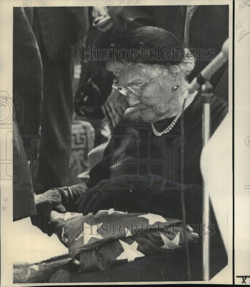 1972 Press Photo Mrs. Maude Byres, widow of James F. Byrnes holds American Flag- Historic Images