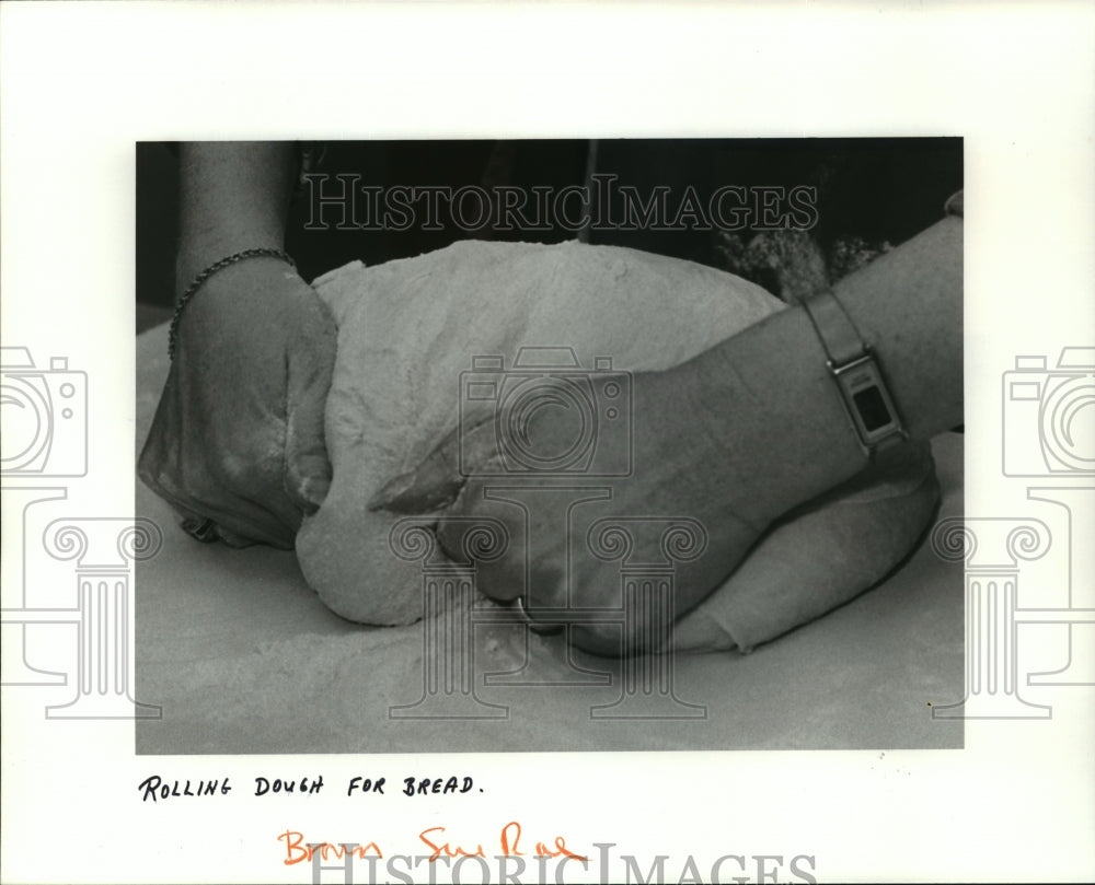  Press Photo A woman kneads dough to make bread- Historic Images