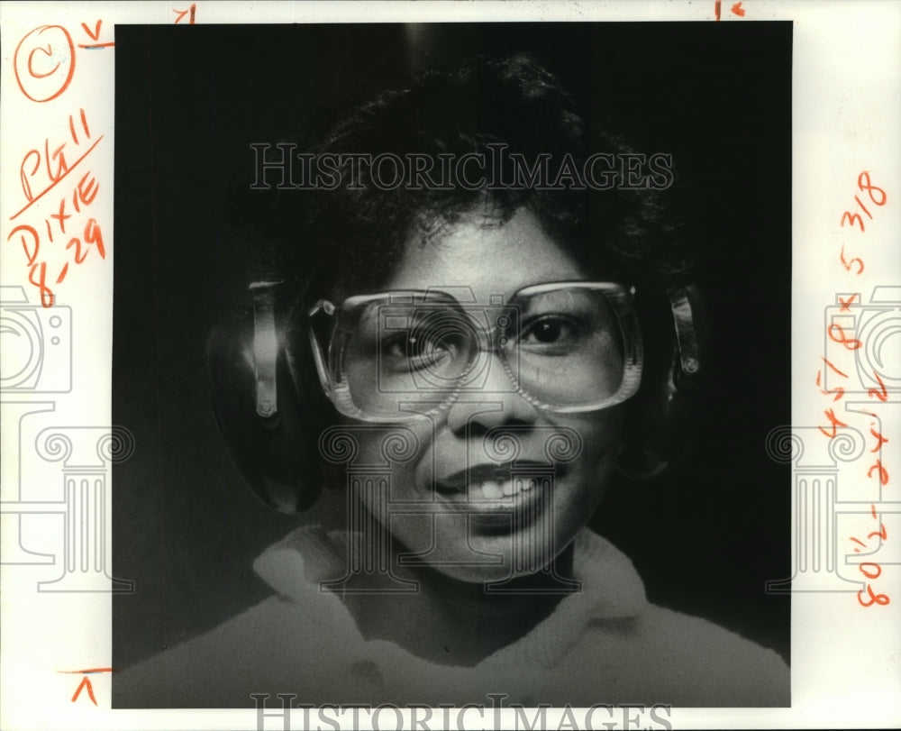 1982 Press Photo Vanessa Brown enjoys her day in the firing range shooting a gun- Historic Images