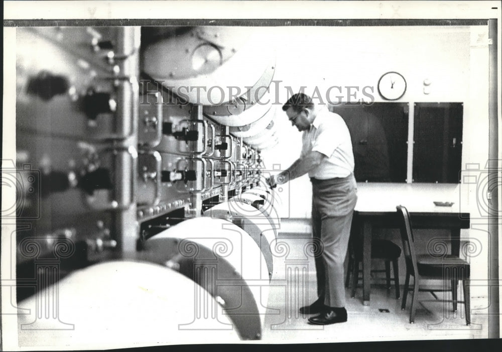 1971 Press Photo Howell M. Butler, at Seismological Observatory in Alaska- Historic Images