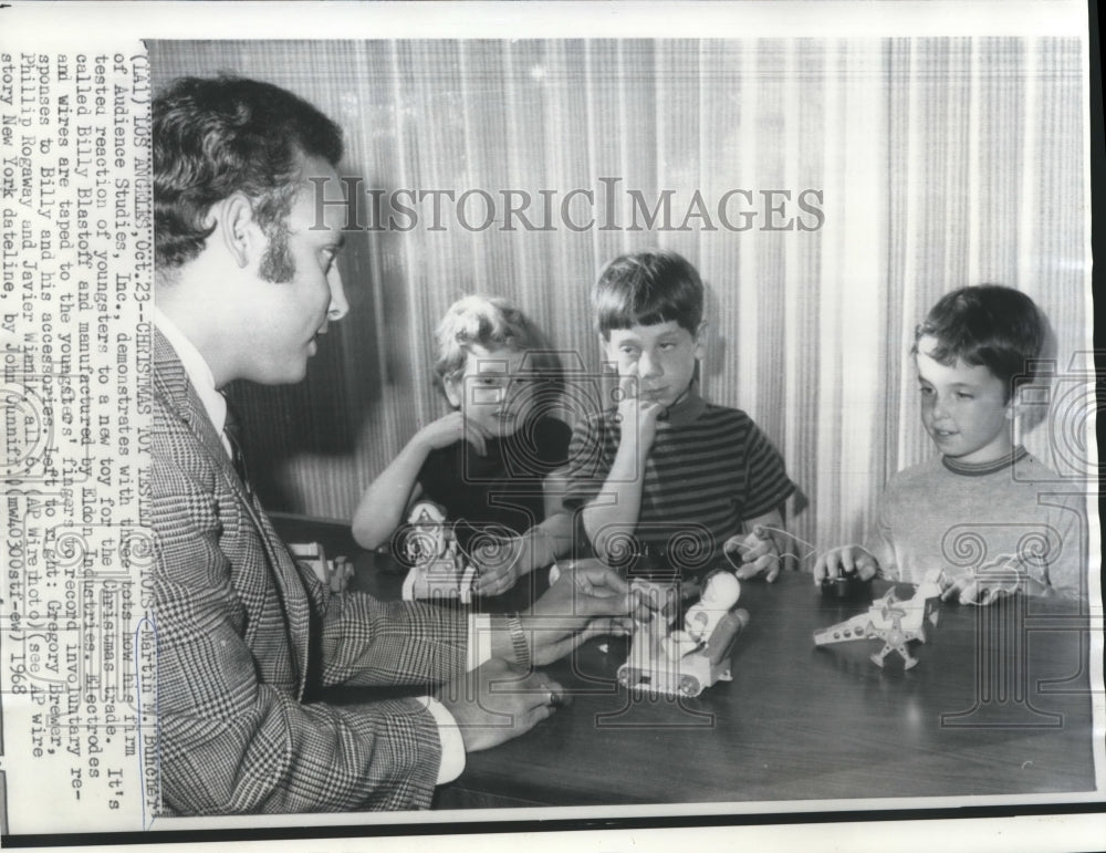 1968 Press Photo Martin M. Buncher of Audience Studies, Inc. conducting a test- Historic Images