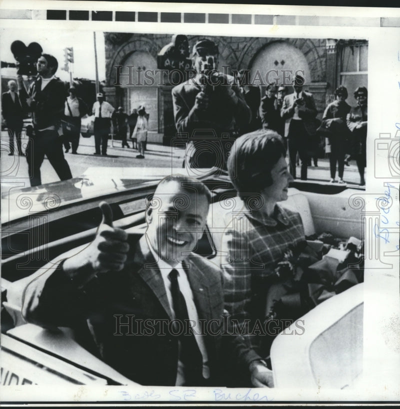 Load image into Gallery viewer, 1969 Press Photo Lloyd Bucher, thumbs up, and wife in Pueblo, Colorado parade
