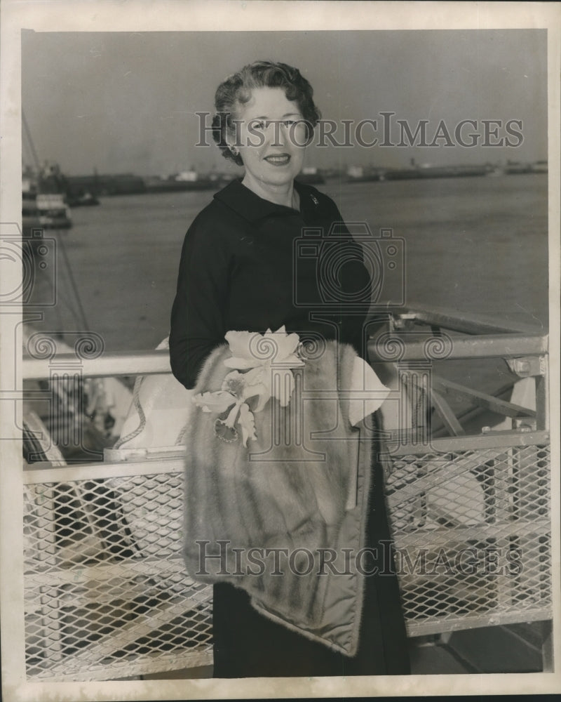 Load image into Gallery viewer, 1957 Press Photo Mrs. Charles A. Buchman, a socialite - noa51423
