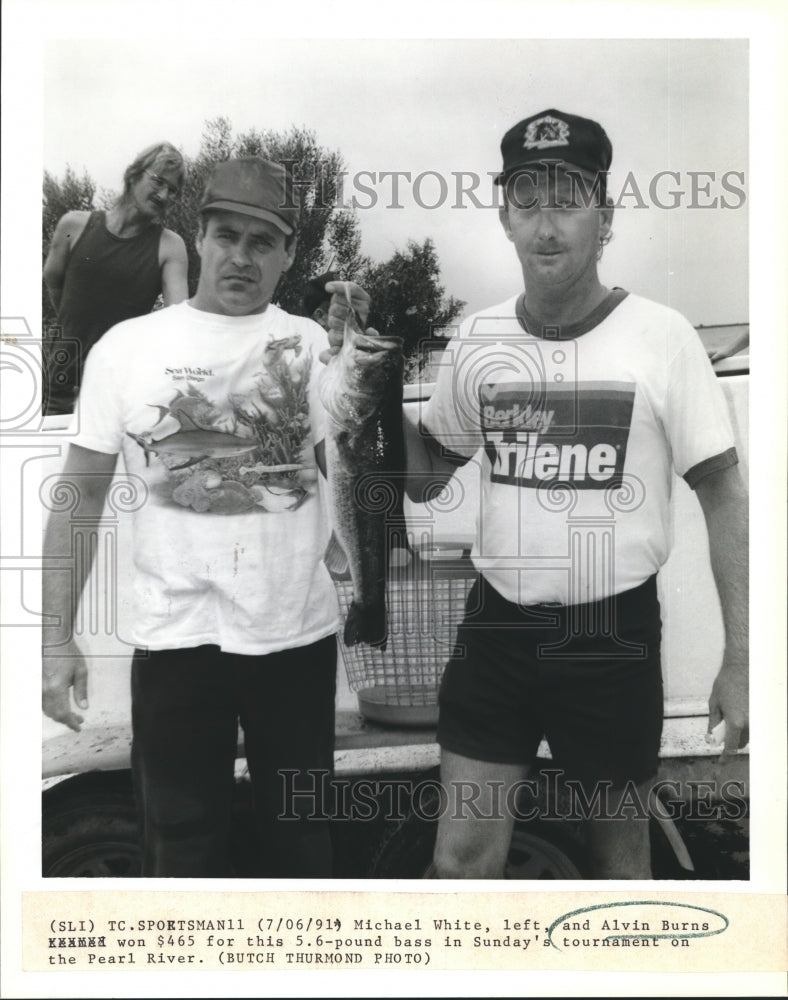 1991 Press Photo Michael White, left, and Alvin Burns with prize winning bass- Historic Images