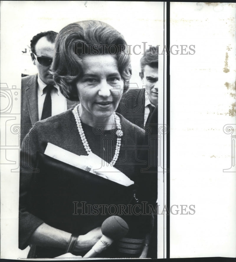 Load image into Gallery viewer, 1969 Press Photo Bucher w-sty - City Mrs. Lloyd Bucher Criticizes Johnson
