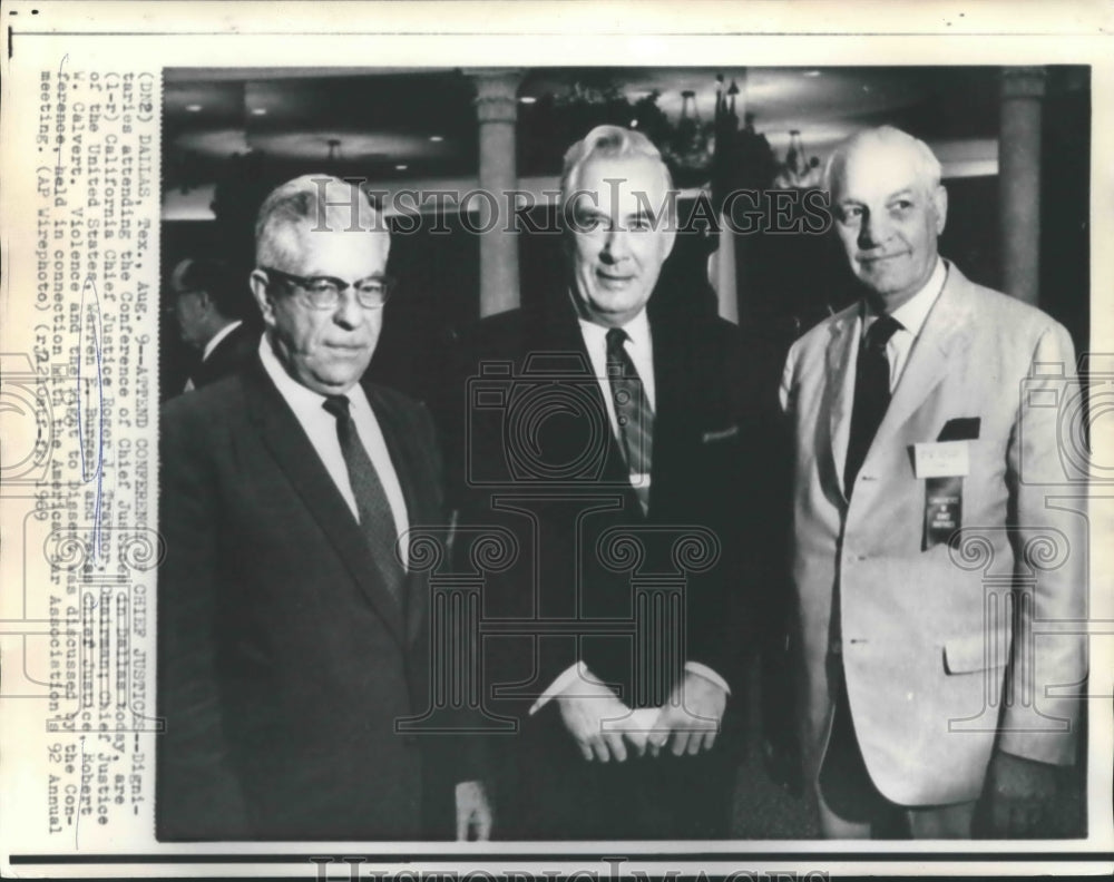 1969 Press Photo Chief Burger and others attend conference in Dallas, Texas- Historic Images