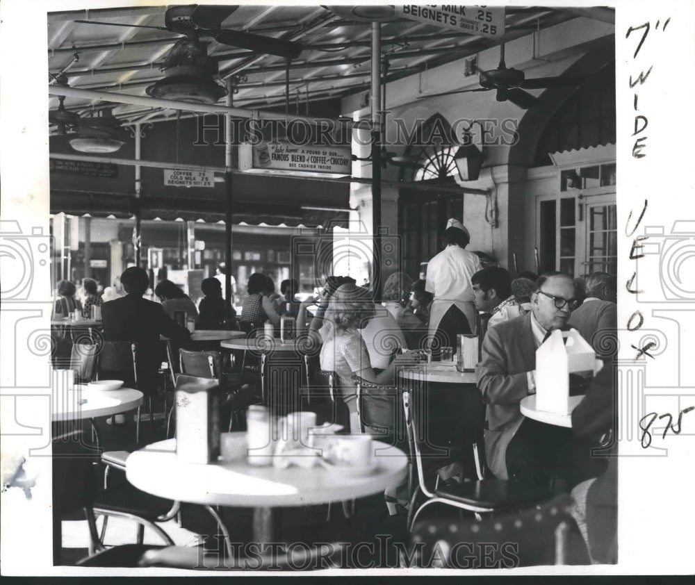  Press Photo Interior view of Cafe DuMonde - Historic Images