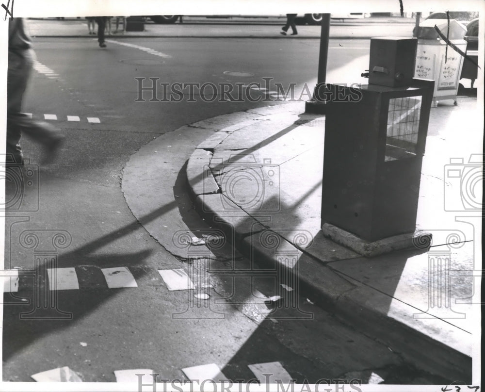 1967 Press Photo Broken curb of Canal Street invites a broken leg, New Orleans- Historic Images