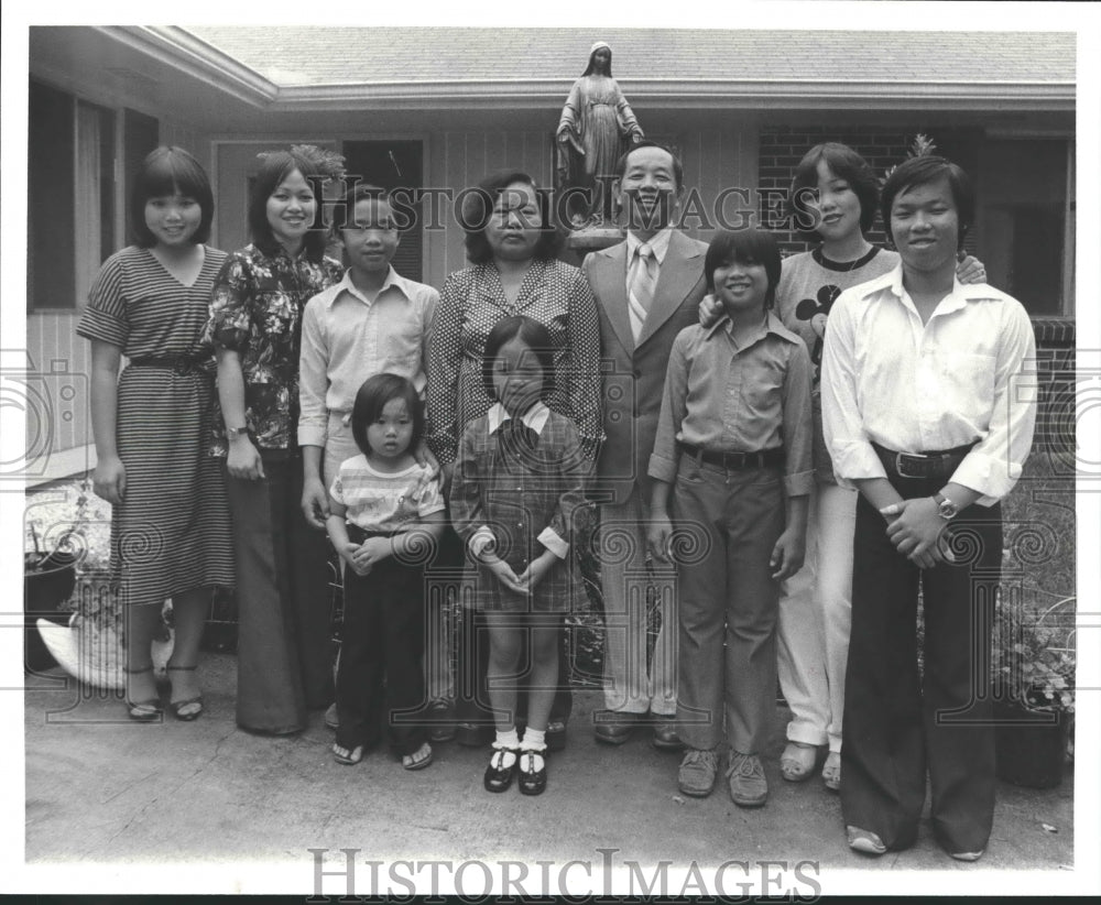 1979 Press Photo Vietnamese Thanh Ngoc Bui family gather in their Gretna home- Historic Images