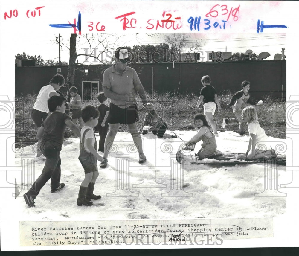 1985 Press Photo Children play in manmade snow-Cambridge Corner Shopping Center
