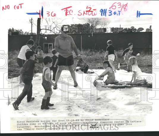 1985 Press Photo Children play in manmade snow-Cambridge Corner Shopping Center