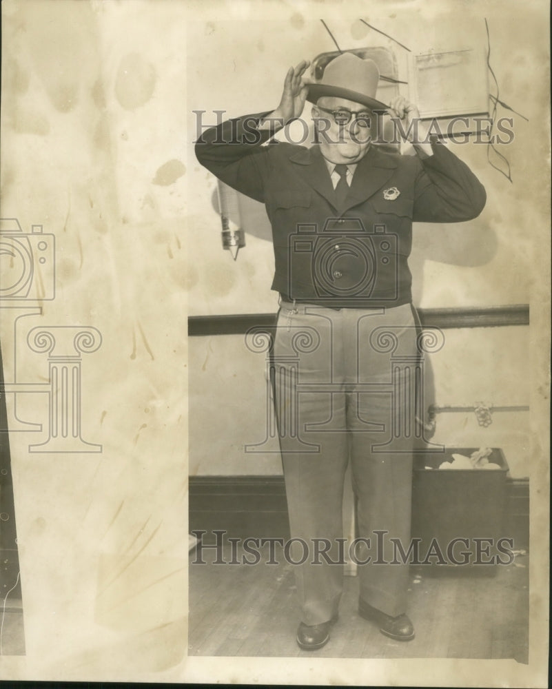  Press Photo E.H. Bucher, Drivers License Bureau office manager - Historic Images