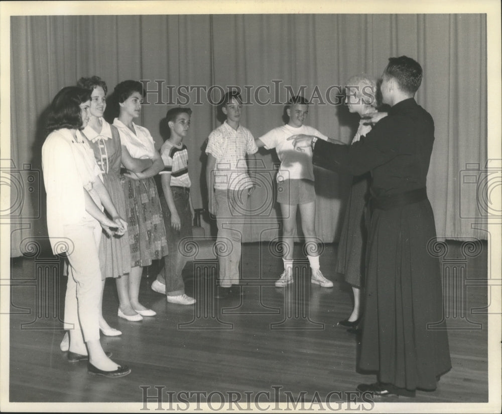 1960 Press Photo Cast of &quot;Boris and the Space Man&quot; rehearsing before showtime- Historic Images