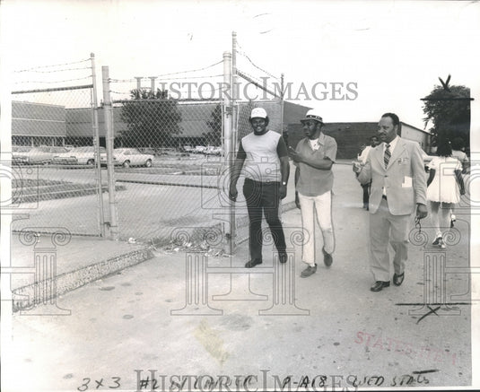 1973 Press Photo Parent volunteers check on students at Carver Complex. - Historic Images