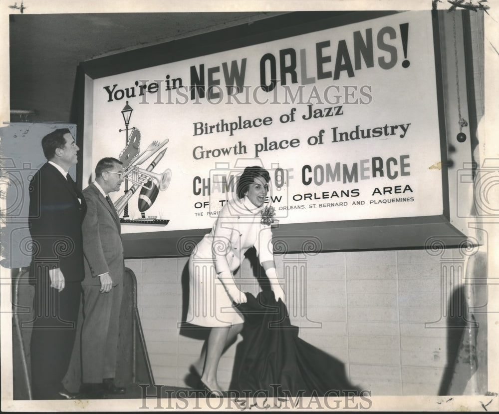 1963 Press Photo Mrs. James Coleman and others unveil welcoming sign