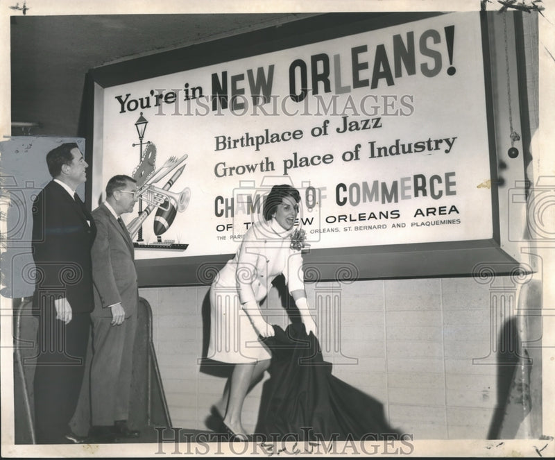 Load image into Gallery viewer, 1963 Press Photo Mrs. James Coleman and others unveil welcoming sign
