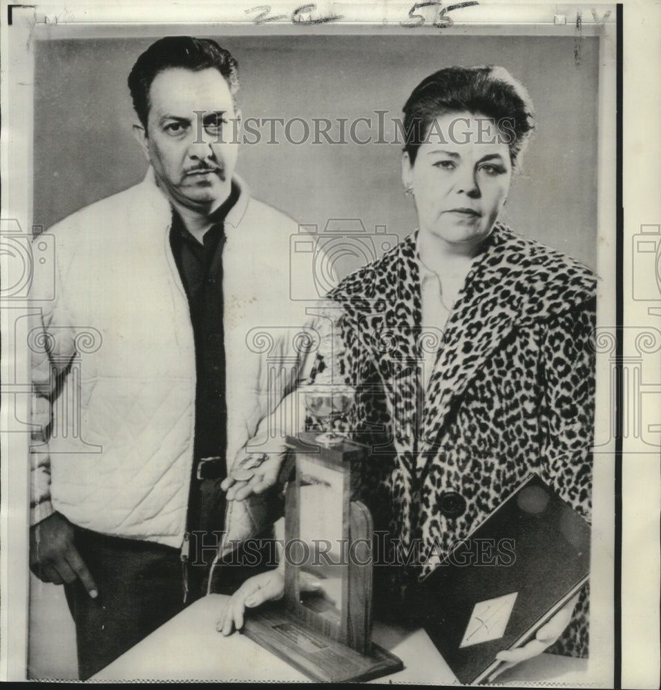 1970 Press Photo Armando &amp; Rita Chapa, parents of lost Navy sailor Armando Jr., - Historic Images