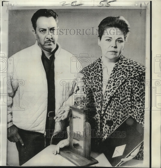 1970 Press Photo Armando & Rita Chapa, parents of lost Navy sailor Armando Jr., - Historic Images