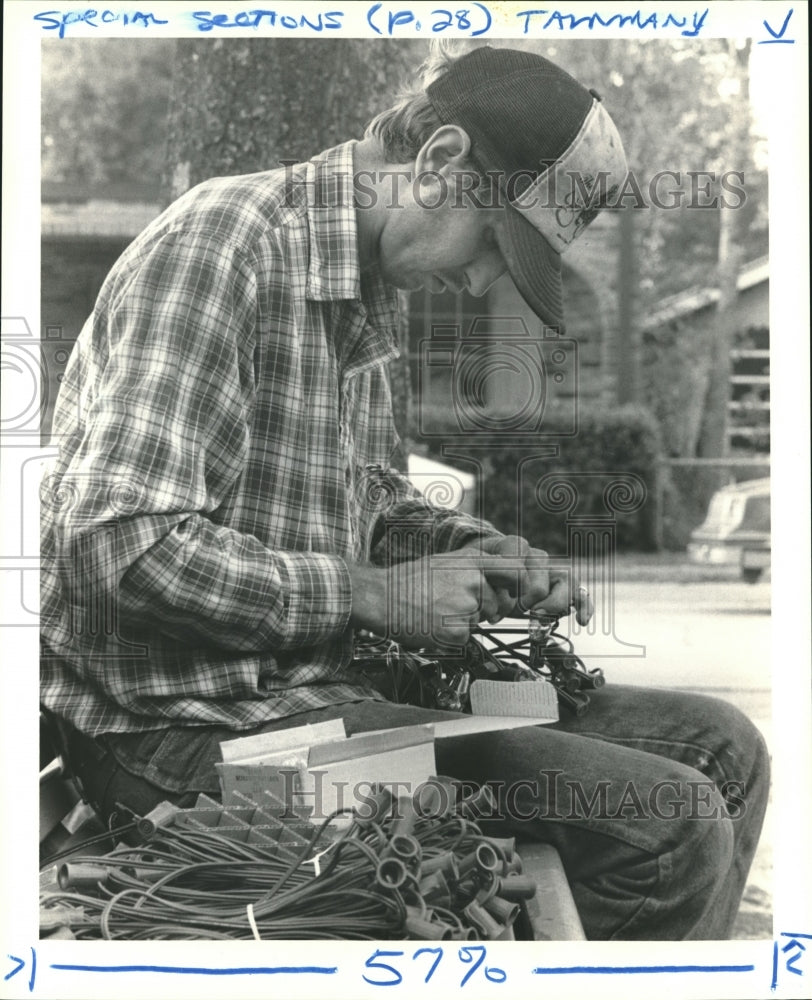  Press Photo City employee, David Lane, fixes lights for Slidell Municipal Park- Historic Images