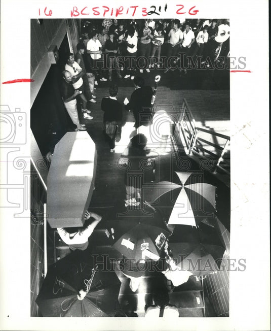 1984 Press Photo Spirit Week jazz funeral enter Chalmette High School gymnasium- Historic Images