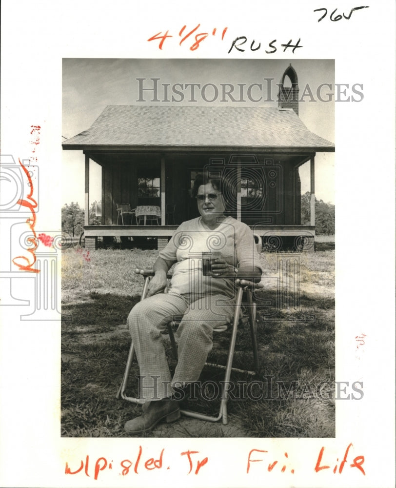 1965 Press Photo Dr. Carter sits in lawn chair in front of her house.- Historic Images