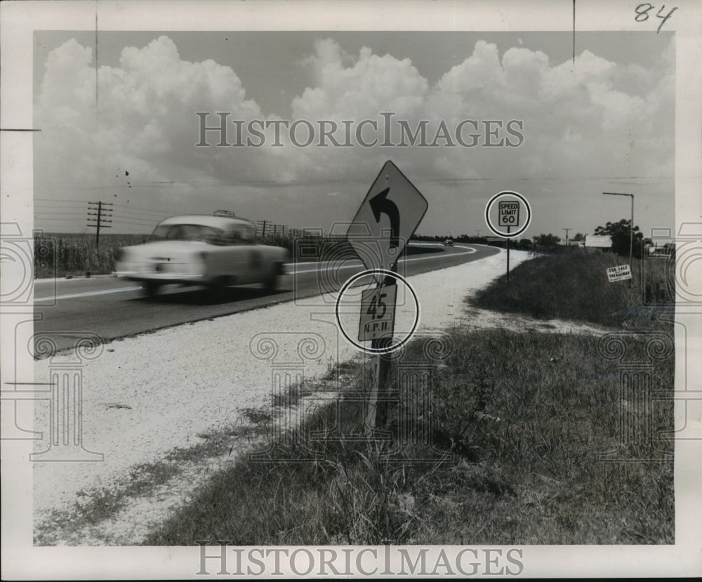 1955 Press Photo Inconsistent road signs along Chef Highway - noa60484