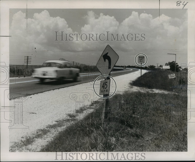 Load image into Gallery viewer, 1955 Press Photo Inconsistent road signs along Chef Highway - noa60484
