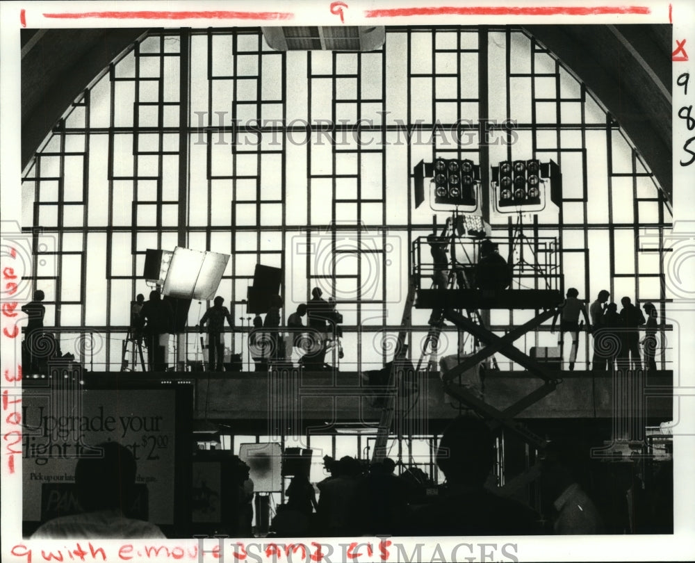 1981 Press Photo Universal Studios 'Cat People' Film Crew at New Orleans Airport- Historic Images