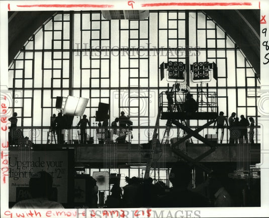 1981 Press Photo Universal Studios 'Cat People' Film Crew at New Orleans Airport- Historic Images